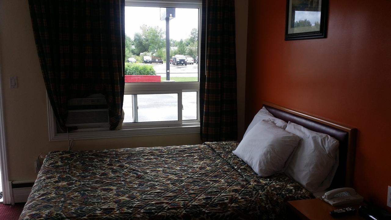 River Mist Inn Sturgeon Falls Exterior photo